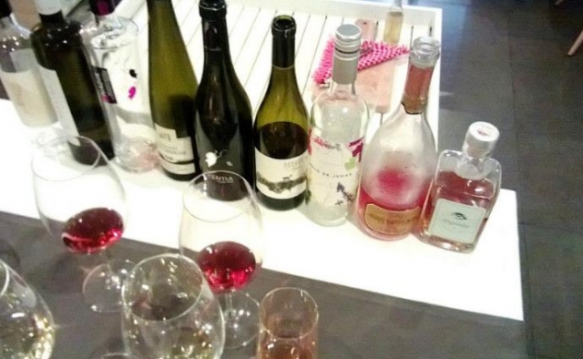 botellas de vino junto a unas copas
